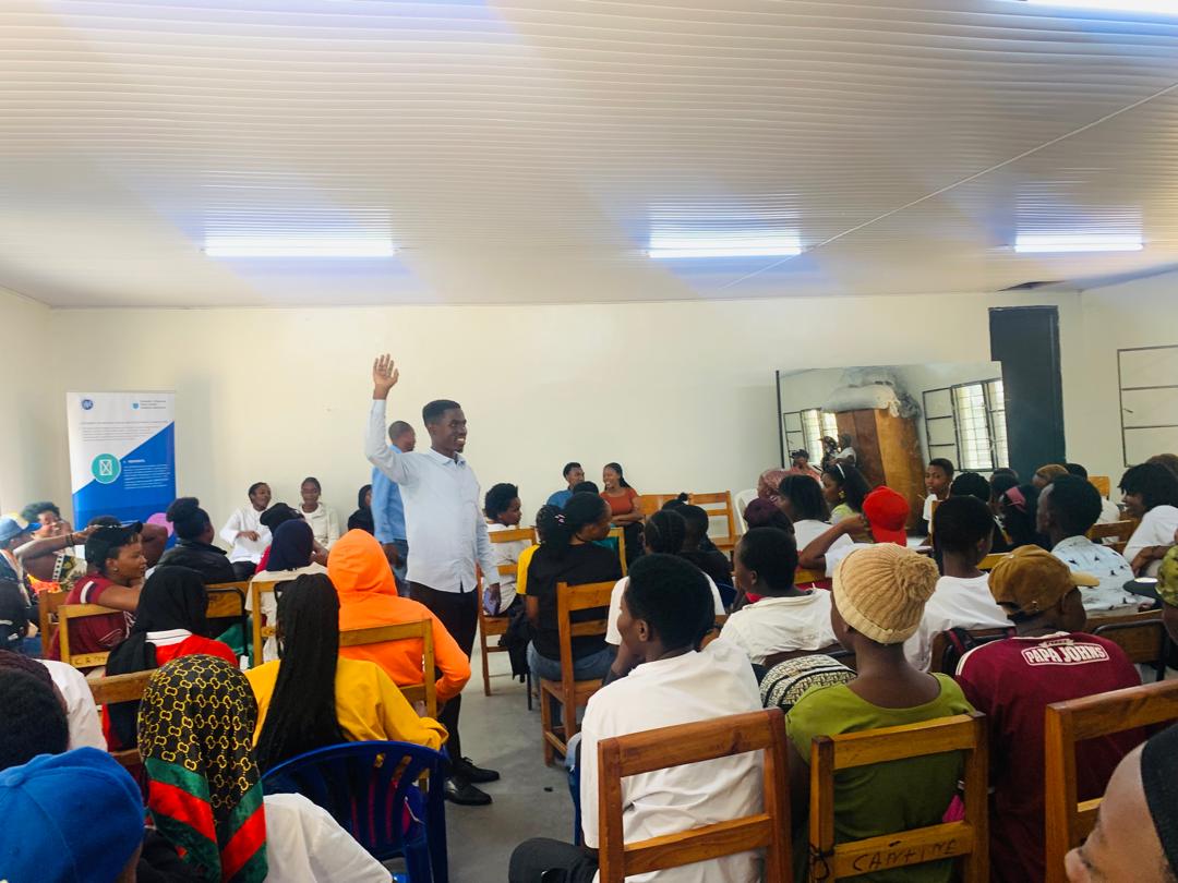 urphsa's tweet photo. Marking International Condom Day, URPHSA joined Kimisagara Youth Center to raise awareness Among the youth on proper condom use, promoting health, safety, and responsible choices among the young community.
#internationalCondomDay
#StopSIDA
#SafeSex https://t.co/tdJqkAoy75