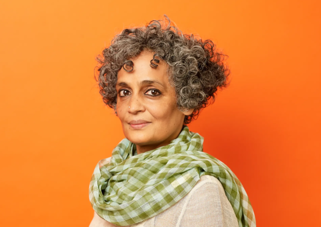 laestatuilla's tweet photo. La autora india Arundhati Roy retira su película “In Which Annie Give It Those Ones” de Berlinale tras los comentarios cobardes y sionistas del jurado.

"Escucharlos decir que el arte no debería ser político es inaudito", dijo para The Wire (India). https://t.co/R6zH7W5H87