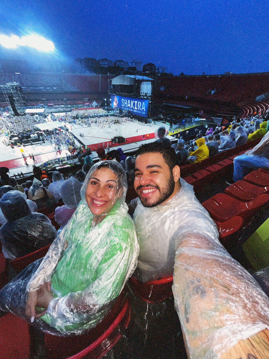 ca_icone's tweet photo. Eu e minha mãe na chuva no show da nossa diva. Ela ainda tava se recuperando de uma cirurgia após ela ficar na UTI por 1 mês e esse foi o primeiro show que eu consegui pagar pra ela, eu tenho mt orgulho disso. Ser latino é não desistir!

#SantanderConLaReina #TodoMundoNoRio https://t.co/5iLRd17Hwy