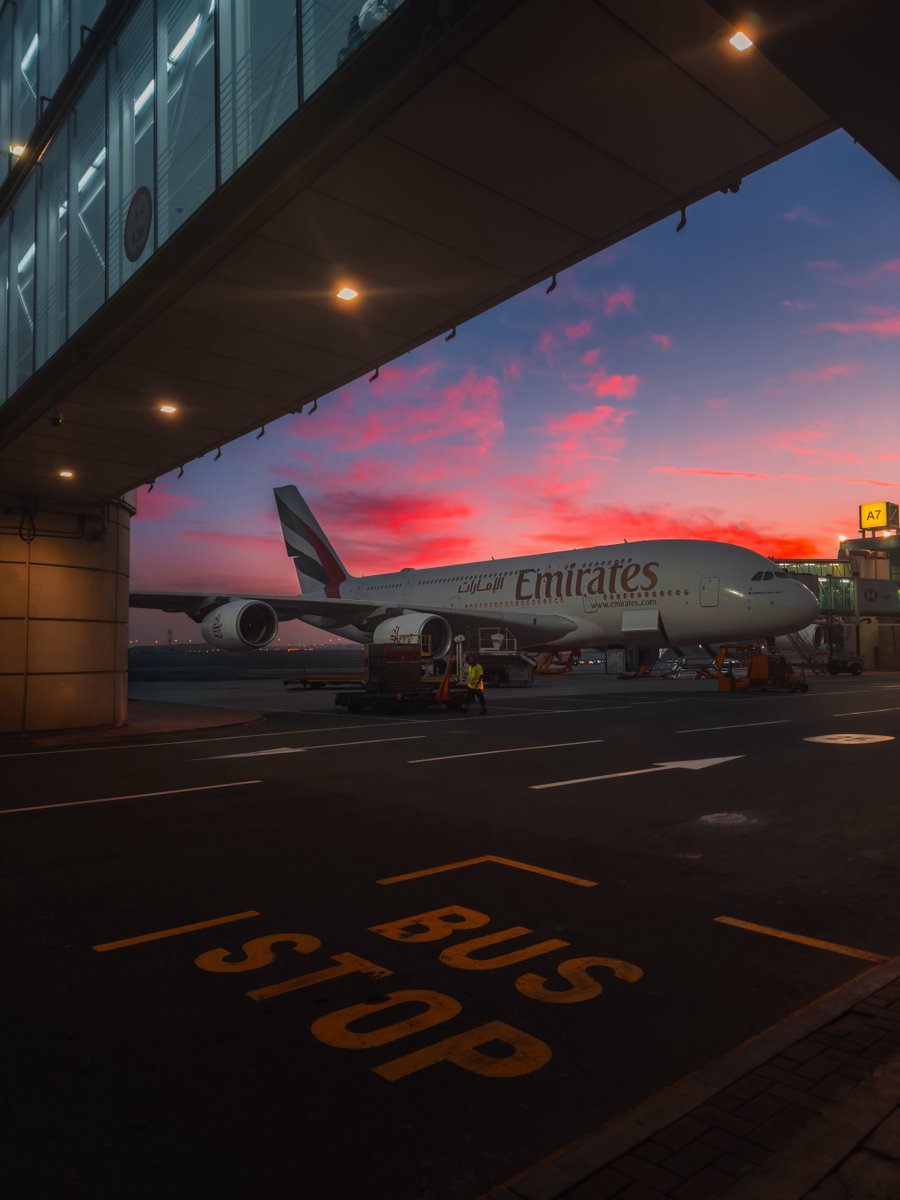 iiibrahimyousef's tweet photo. طيران الامارات العملاقة A380 مع الشروق. https://t.co/wY5TfylKnw