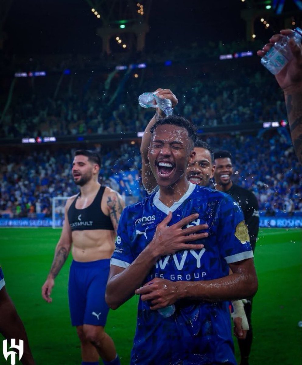 ناصر الدوسري .. لاعب جوكر 

شوط مثالي 

لاعب يعرف متى يصعد 
ومتى يوقف 
ومتى يدخل للعمق 
ومتى يلعب على الخط

شخصياً مافقدت ثيو
وتكفون تكفون خفوا عليه