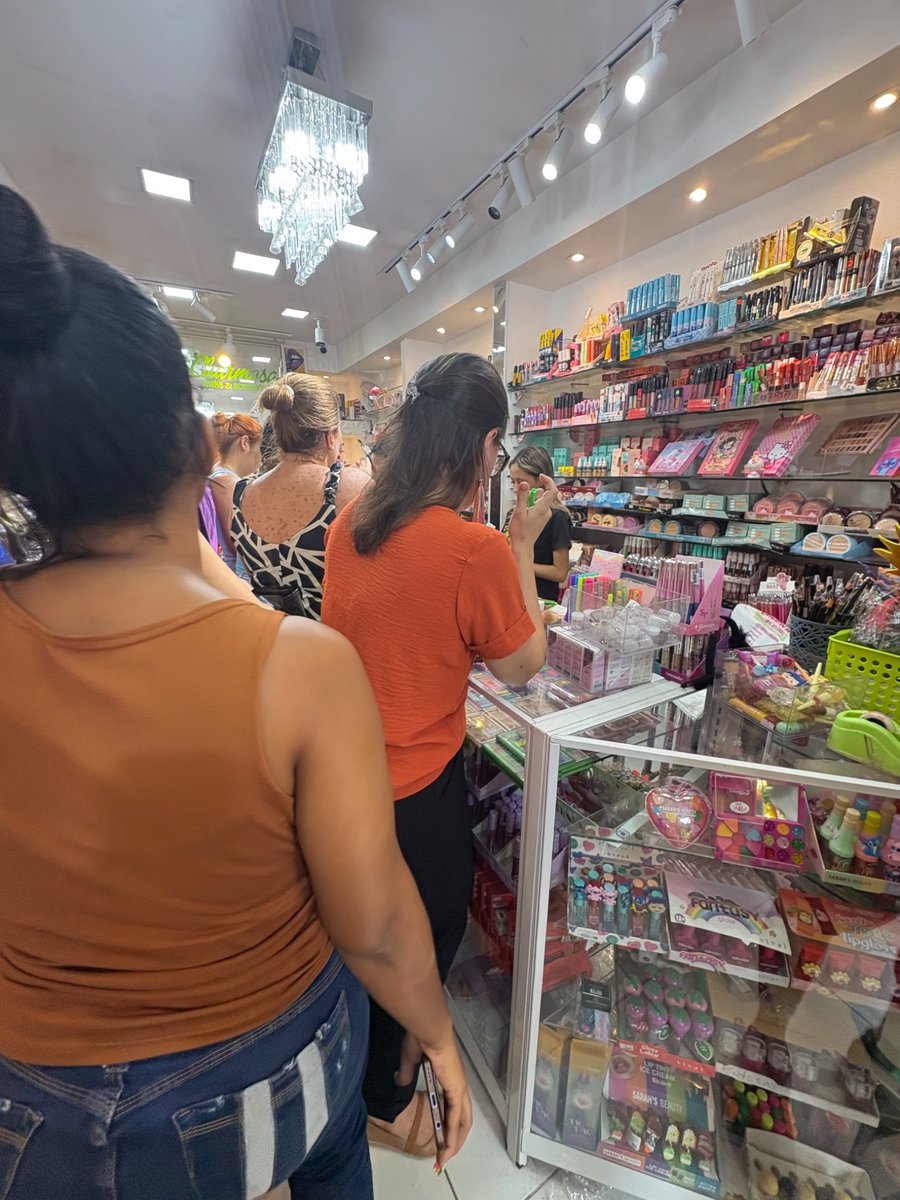 A lojinha da nem pra entrar de tanta gente