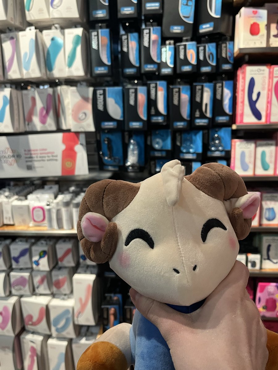 walruszero's tweet photo. Found @jschlatt at the mall today!!!! https://t.co/eSq079WX1h