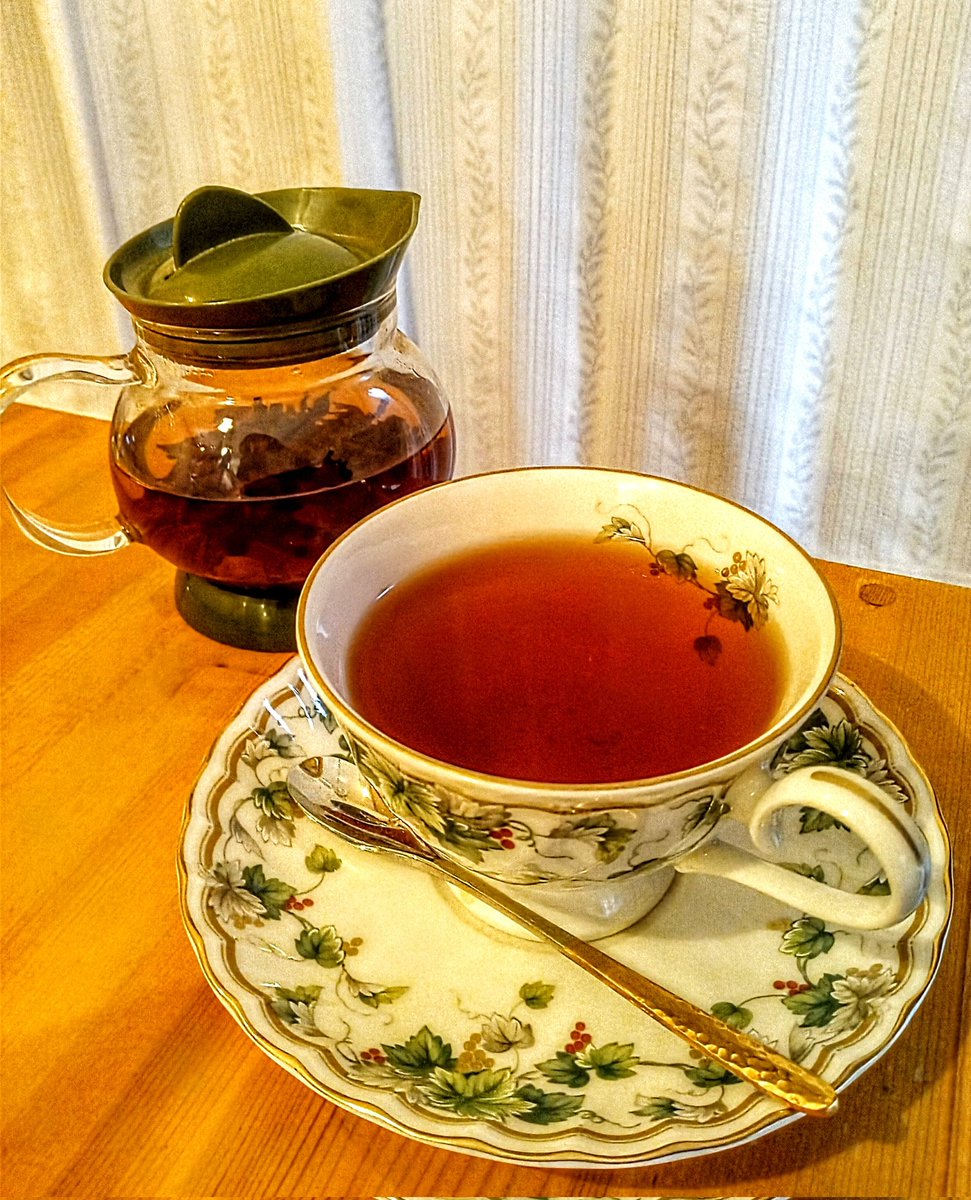 #紅茶本こぼれ話
紅茶をおいしくするポイント簡単まとめ6点
のつづき

0　茶葉と水
1　茶葉の量
2　お湯の量
3　蒸らし時間
4　お湯の温度
5　カップ選び

全て本の中で簡単にお話していますが、今回は4と5について。