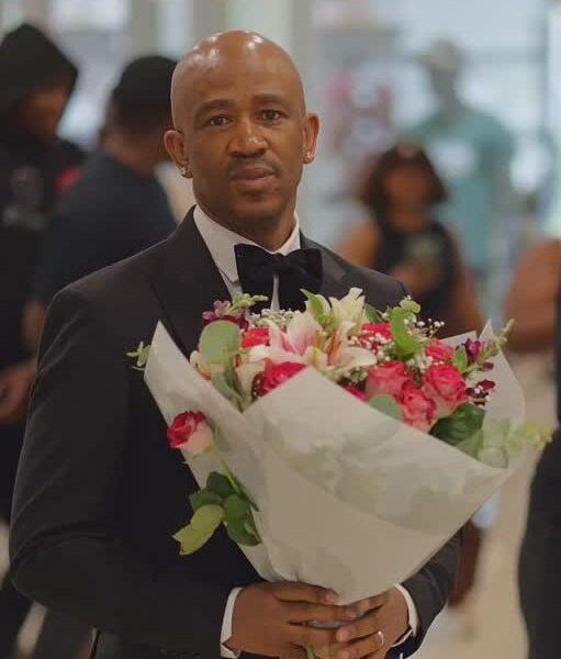busiwe_bubu's tweet image. Mafikizolo singer Theo Kgosinkwe spotted at Jabulani Mall handing out flowers to strangers in celebration of Valentine’s Day.

#ValentinesDay