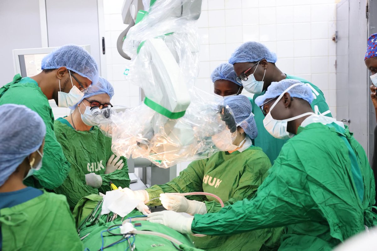 HospitalChuk's tweet image. The last scheduled Drug-resistant #Epilepsy Patient was today operated successfully at #CHUK by a team of local and int'l Neurosurgeons. The intensive week-long Epilepsy Surgery Training saw 7 Cases treated for the first time in #Rwanda, thanks to  @hospitaldelmar &amp;amp; @RwandaHealth