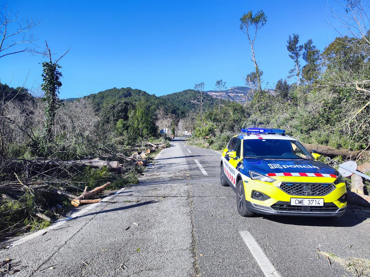 emergenciescat's tweet image. A partir de la matinada el vent s’intensificarà i podran produir-se ratxes superiors als 90 km/h a la meitat oest i nord del territori. Hi haurà onades que poden superar els 4 m a l’Alt i Baix Empordà.

ℹ️ gen.cat/3OGHTB5

#AlertaCat #VENTCAT