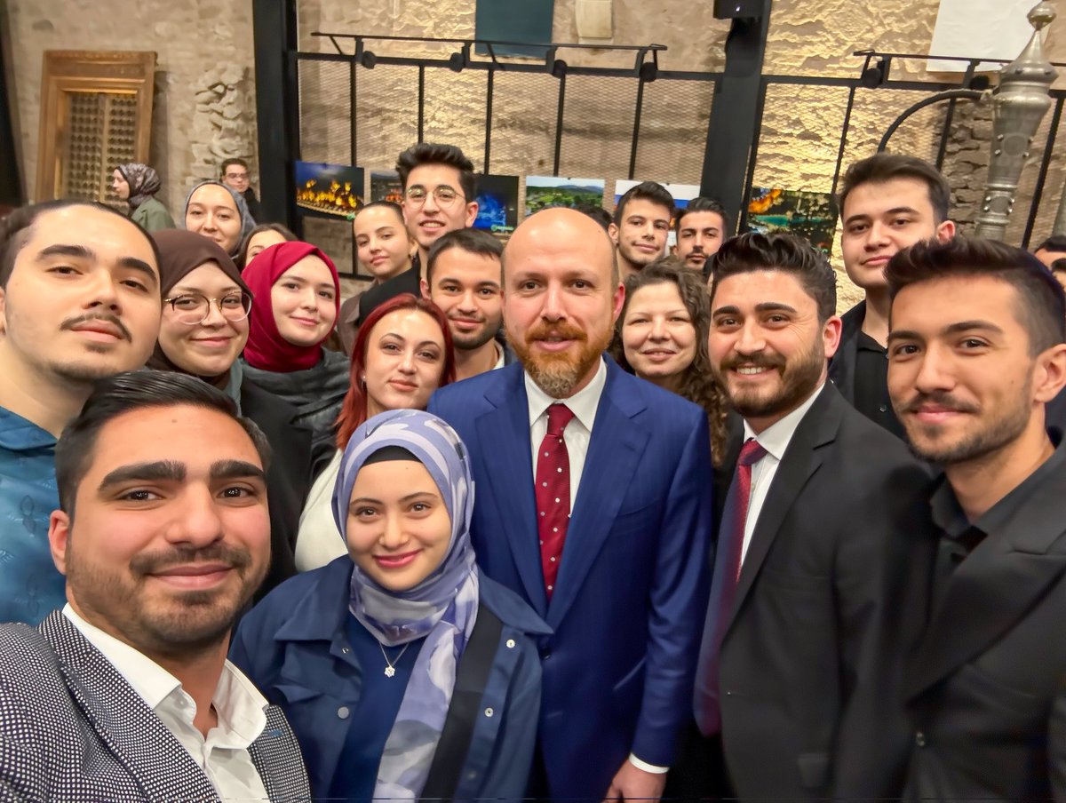 İlim Yayma Vakfı Mütevelli Heyeti Başkanı Bilal Erdoğan

Konya’da Tantavi Kültür Merkezi’nde düzenlenen Konya’dan Dünyaya Gençlik Buluşması'nda gençlerle bir araya geldi.

Gençlik Bu Ülkenin Teminatıdır.