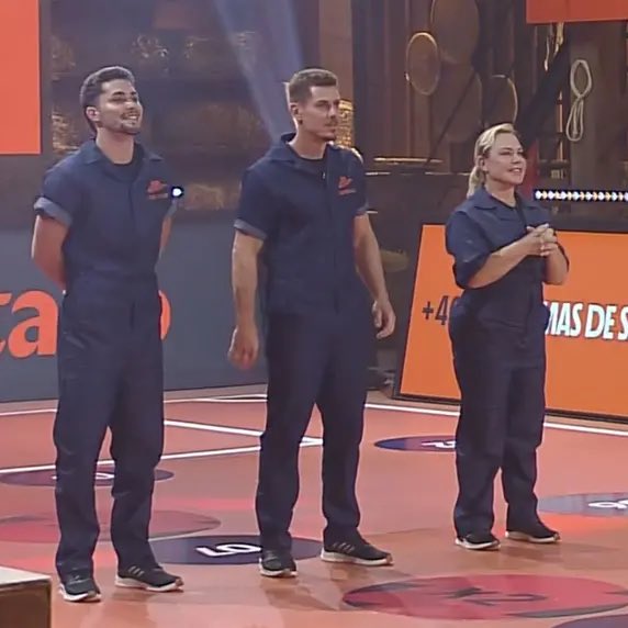 diegoschueng's tweet image. 🚨A Record maceta em ter uniforme para provas. Isso faz com que ninguém tenha “vantagem”. Se no BBB existisse um uniforme para provas de resistência, a Jordana não estaria vestida com um casaco impermeável. #BBB26