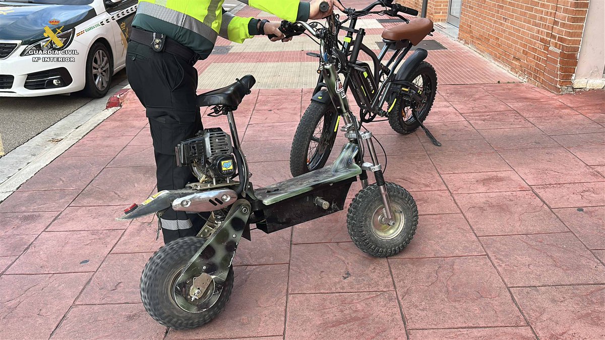 guardiacivil's tweet photo. 🚨 Intervenidos en #LaRioja un patinete artesanal 🛴 con motor de gasolina y una bici eléctrica 🚲 modificada para alcanzar velocidad de ciclomotor.

👮‍♂️ Investigado un conductor y denunciado otro por circular sin el permiso AM obligatorio.

⚠️ Manipular estos vehículos es ilegal y un grave riesgo para la seguridad vial.