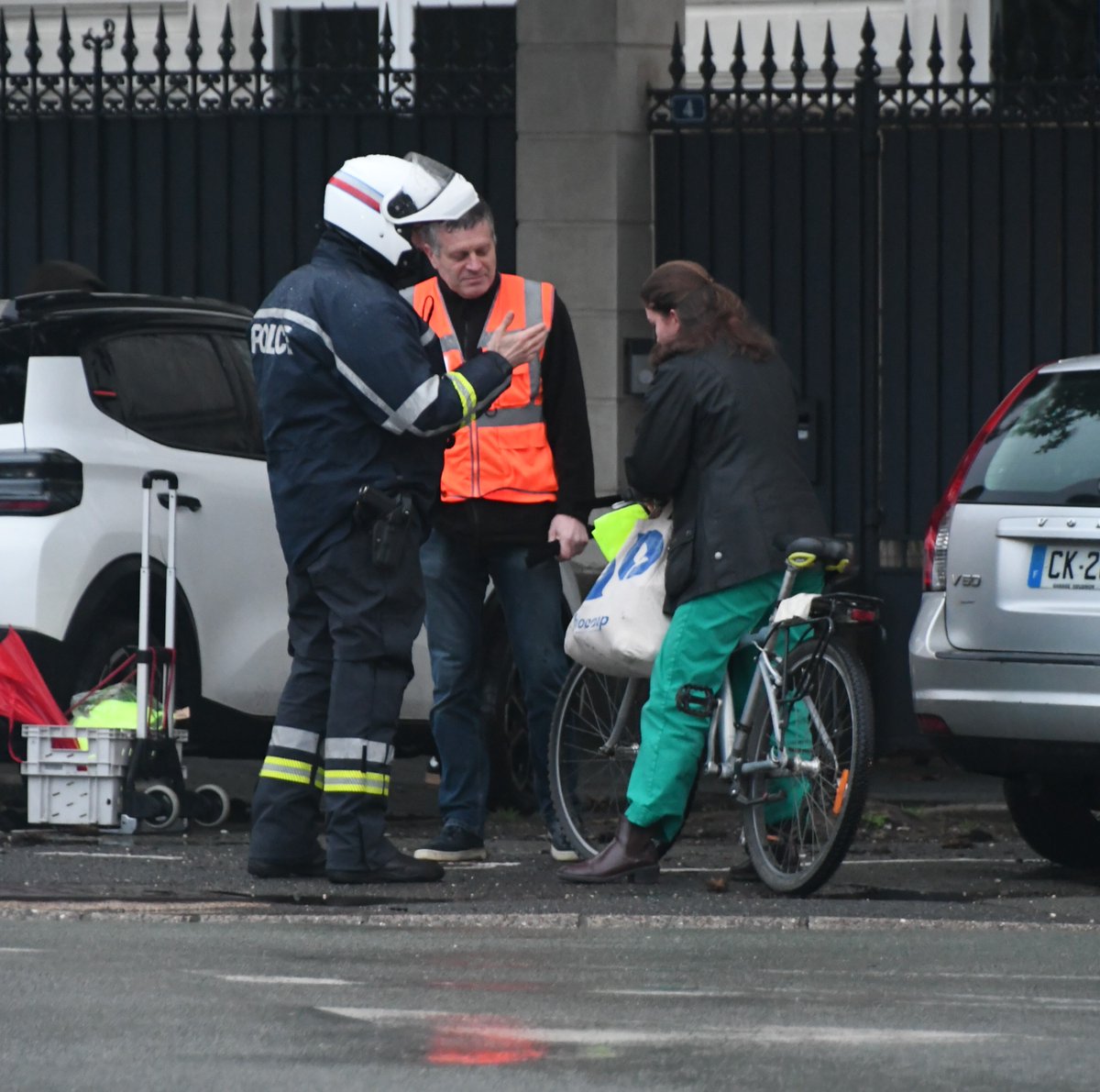 Prefet49's tweet photo. Sécurité routière | 

À Angers, opération de contrôle avant les départs en vacances, avec la @RoutePlusSure et la @PoliceNationale
🎯Objectif : prévenir les accidents

Vitesse, comportements à risque, visibilité en hiver… chacun est responsable https://t.co/VivXIh5KcM