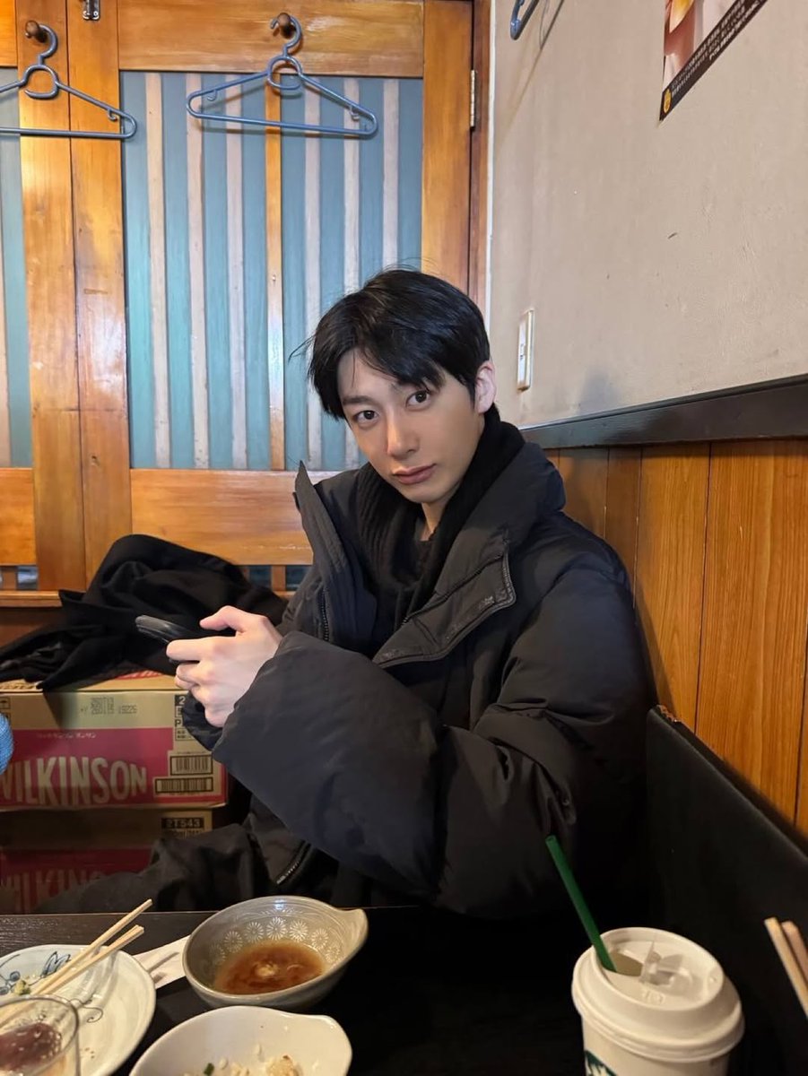 아니난 
저 횡단보고 앙큼이 사진도 형이 찍어줫단게 말이 안나옴
얼마나 웃엇을까 귀여워서
내체 무슨 시선으로 보고잇는거야 얘를