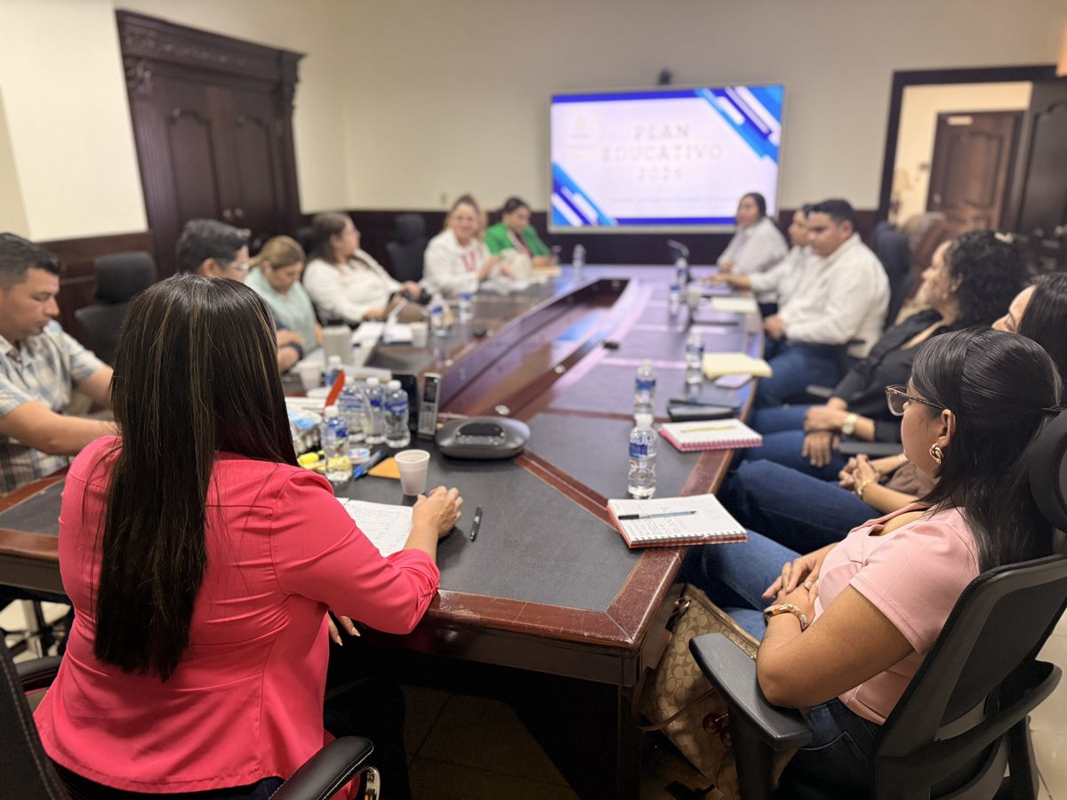 ALopezAlcalde's tweet photo. Fortaleciendo la educación en #ElProgresoYoro. 📚
Nos reunimos con @CORPAZTECA para consolidar el #PlanEducativo2025.
+100 escuelas con aulas tecnológicas y +100 centros beneficiados con Matemáticas con el #NEPO.
La educación no es discurso, son resultados. https://t.co/C6QPP8iSTG