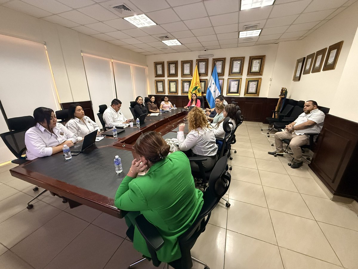 ALopezAlcalde's tweet photo. Fortaleciendo la educación en #ElProgresoYoro. 📚
Nos reunimos con @CORPAZTECA para consolidar el #PlanEducativo2025.
+100 escuelas con aulas tecnológicas y +100 centros beneficiados con Matemáticas con el #NEPO.
La educación no es discurso, son resultados. https://t.co/C6QPP8iSTG