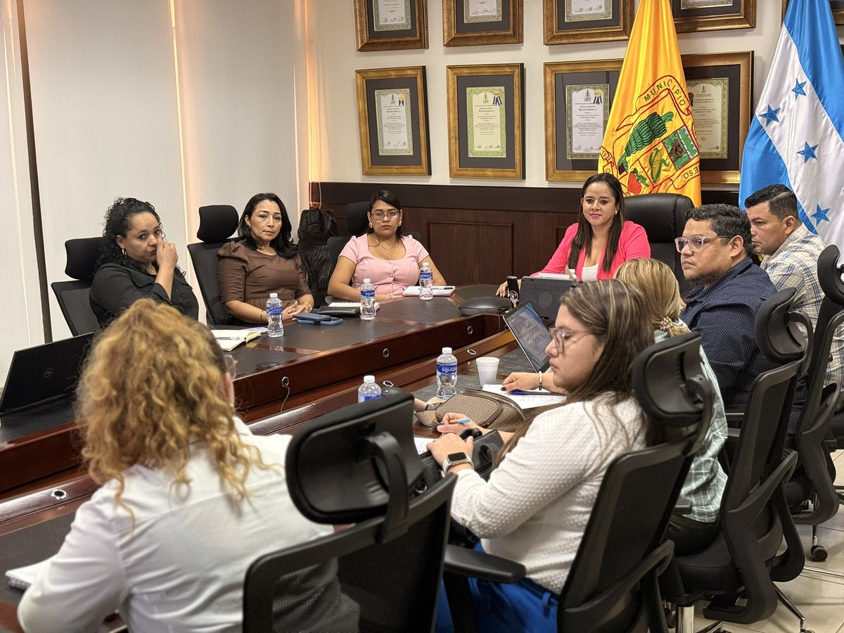 ALopezAlcalde's tweet photo. Fortaleciendo la educación en #ElProgresoYoro. 📚
Nos reunimos con @CORPAZTECA para consolidar el #PlanEducativo2025.
+100 escuelas con aulas tecnológicas y +100 centros beneficiados con Matemáticas con el #NEPO.
La educación no es discurso, son resultados. https://t.co/C6QPP8iSTG
