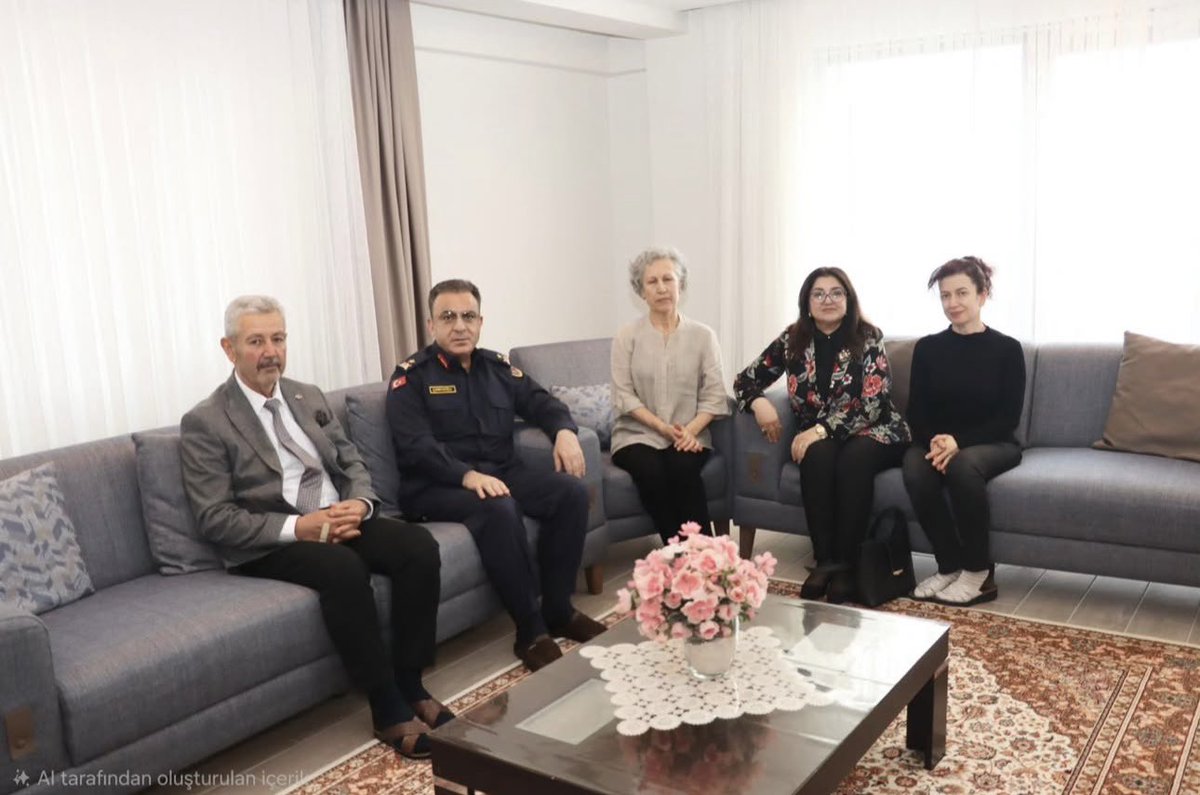 Şehidimiz Piyade Binbaşı Murat Kemal YETIŞEN'in kıymetli Ailesini /Annesini il J.K. Tuğg. Necip ÇARIKCIOĞLU ve kıymetli eşi ziyaret etmişlerdir.
Vatan, bayrak, millet uğrunda Can veren Kahraman şehidimize ve Tüm şehitlerimize Allah'tan rahmet diliyoru.