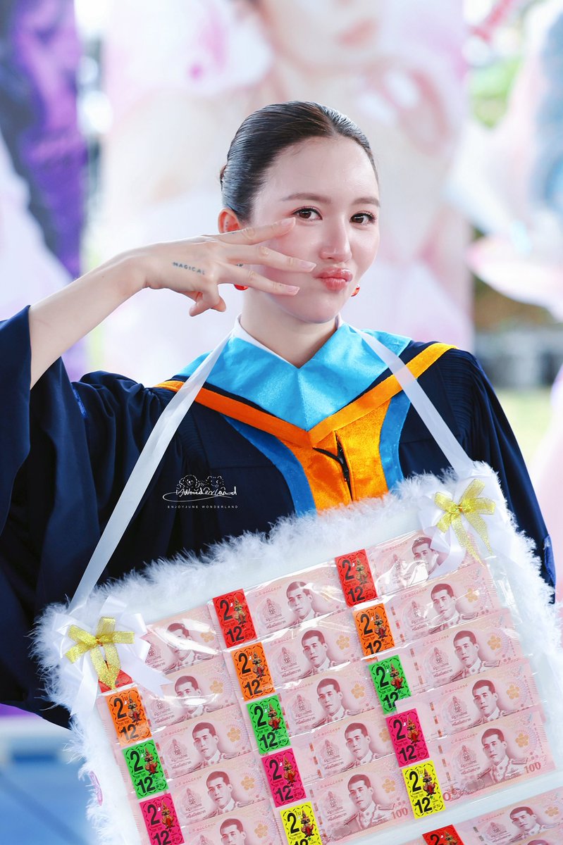EJ_Wonderland's tweet photo. 『12/02/26 June Graduation Day』
🐱💗
#enjoyjune
#junenannirin
#JuneGraduationDay https://t.co/VIso7VxsGD