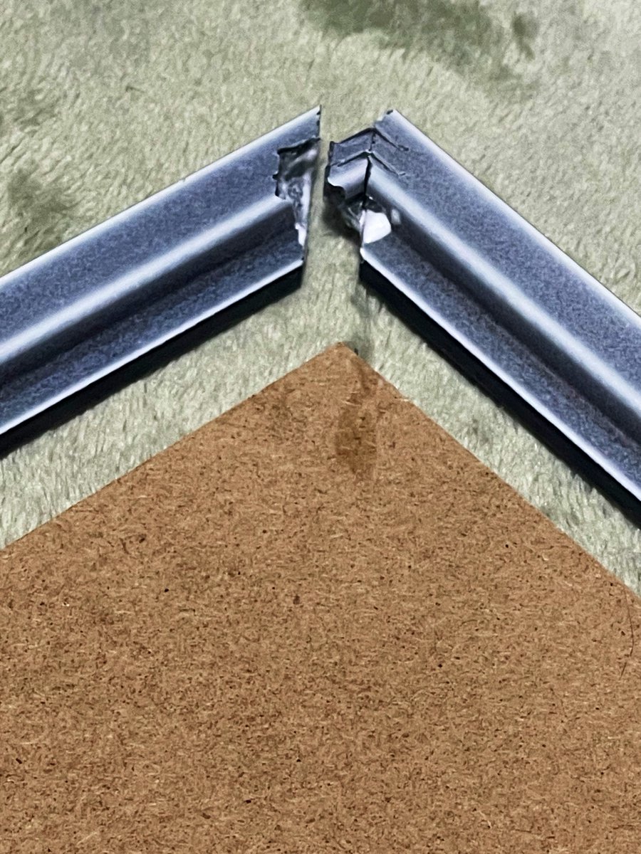 ジャックドール飾るぞいってウキウキと設置しようとした時に落として即割れた😂
やはり安すぎる額(ダイソー200円)は脆い…
そもそも落とす自分が悪いんだけど😭