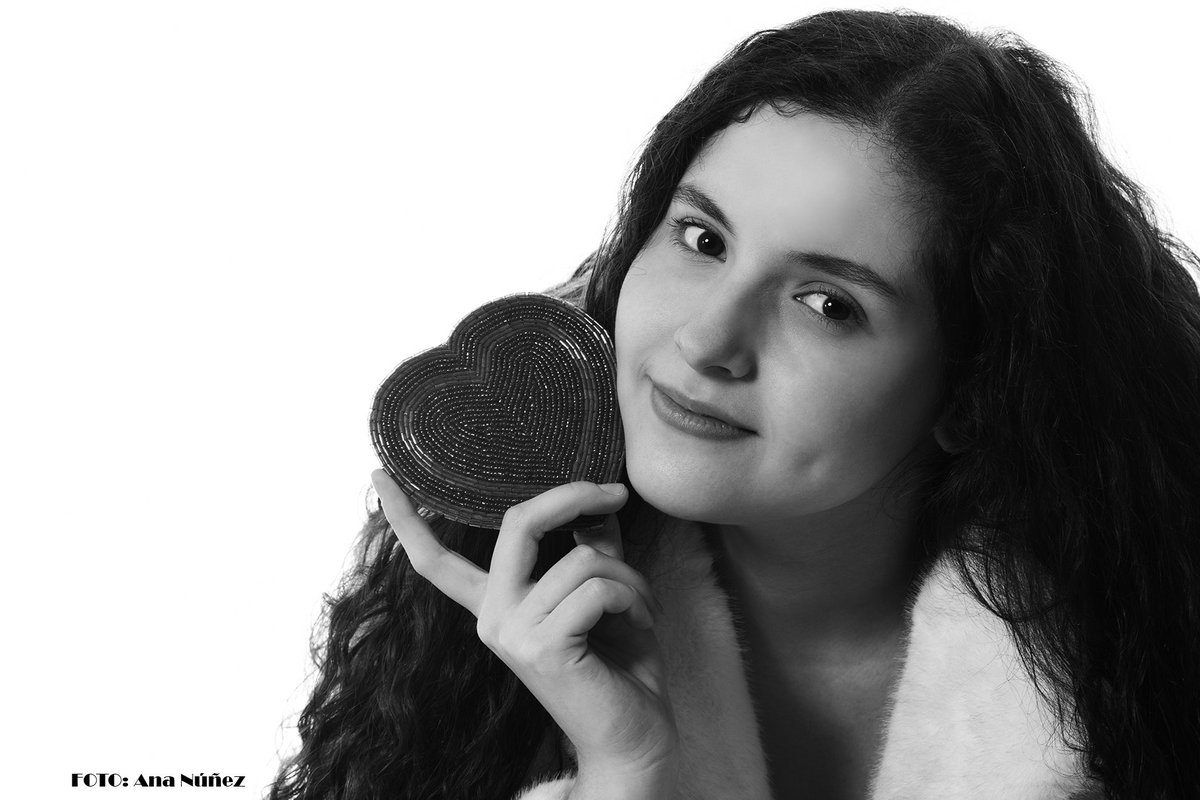 "creer que un cielo en un infierno cabe,
dar la vida y el alma a un desengaño;
esto es amor, quien lo probó lo sabe"
Lope

Modelo: Lucía Hulerig

#SanValentín #amor #portrait #picoftheday #greatshots #nikonistas #eljardindemab

#Foto: <a href="/_ananunez_/">Ana Núñez</a> (aka <a href="/eljardindemab/">Ana Núñez | Foto</a>).