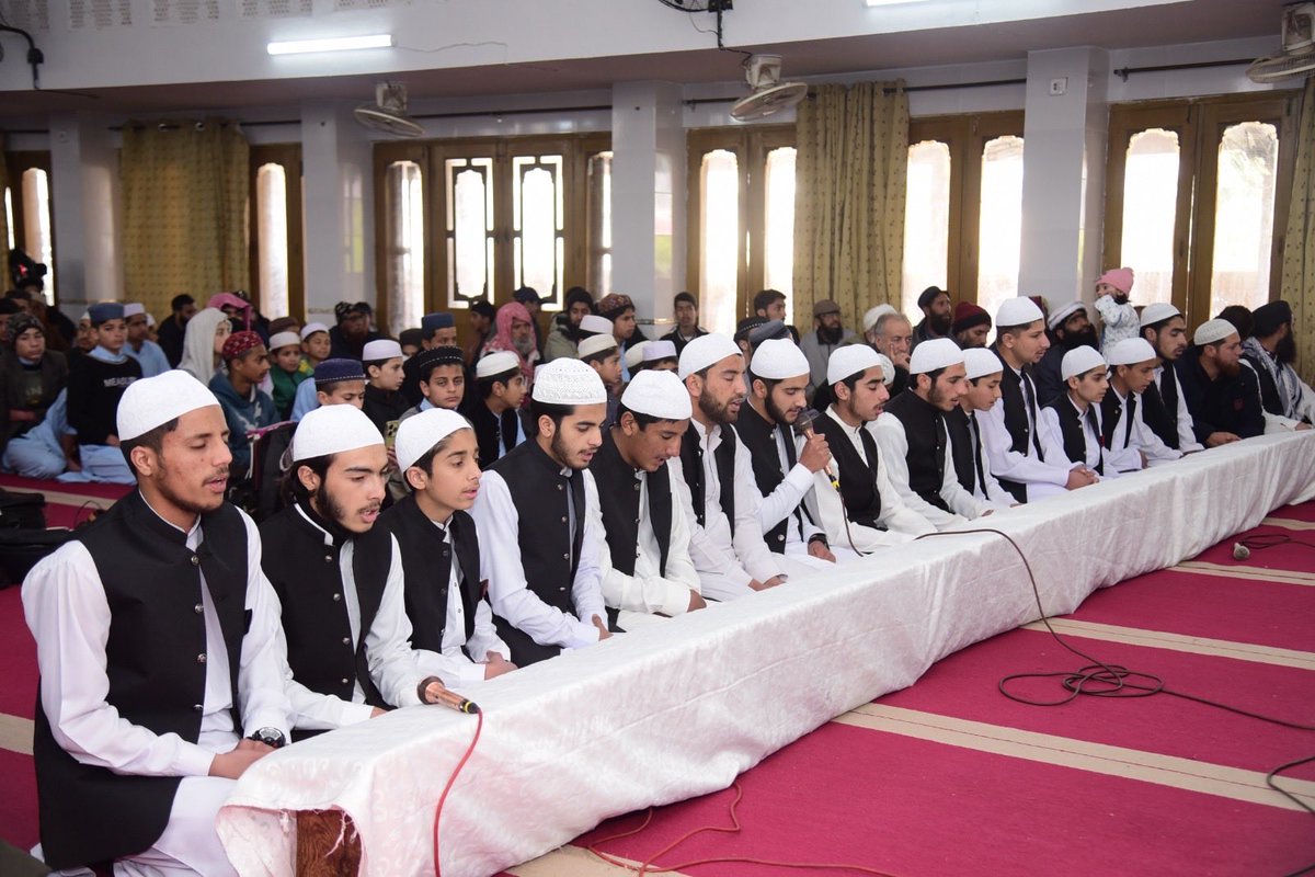 JMuhammadia's tweet photo. مظفرآباد: 11 فروری 2026
مرکز اہلِ حدیث جامعہ محمدیہ اپر چھتر کی 72ویں سالانہ تقریبِ تکمیلِ حفظِ قرآنِ کریم و تقسیمِ اسناد کے موقع پر رواں سال 14 خوش نصیب طلبہ نے تکمیلِ حفظِ قرآنِ کریم کی سعادت حاصل کی۔ اس بابرکت تقریب میں جید علماء کرام نے ان طلبہ کی دستار بندی کی۔ https://t.co/KNS38jEG4a