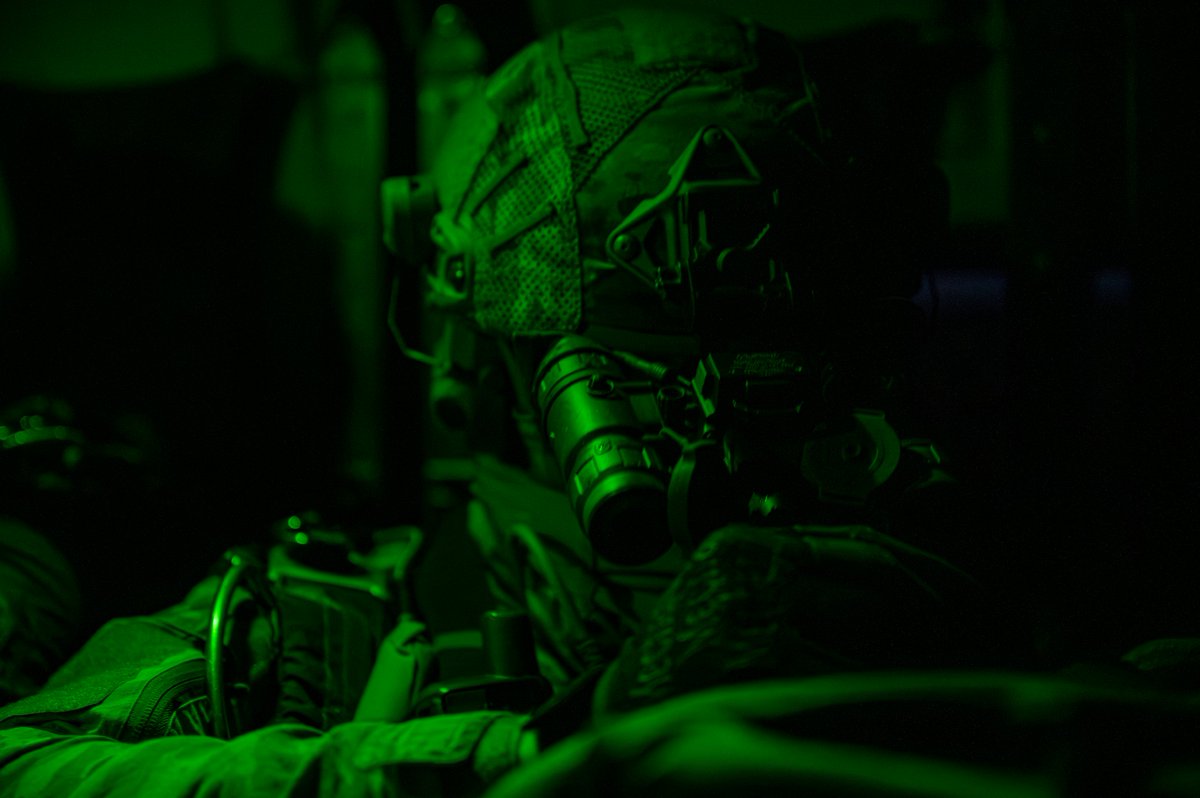 MarineNationale's tweet image. #MondayMotivation | Voir sans être vu.🌙
Discrétion, précision et sang-froid sont essentiels pour remplir la mission.
De jour comme de nuit, les marins restent engagés.
📸 Marie Bailly / Marine nationale
#MarineNationale #Mission