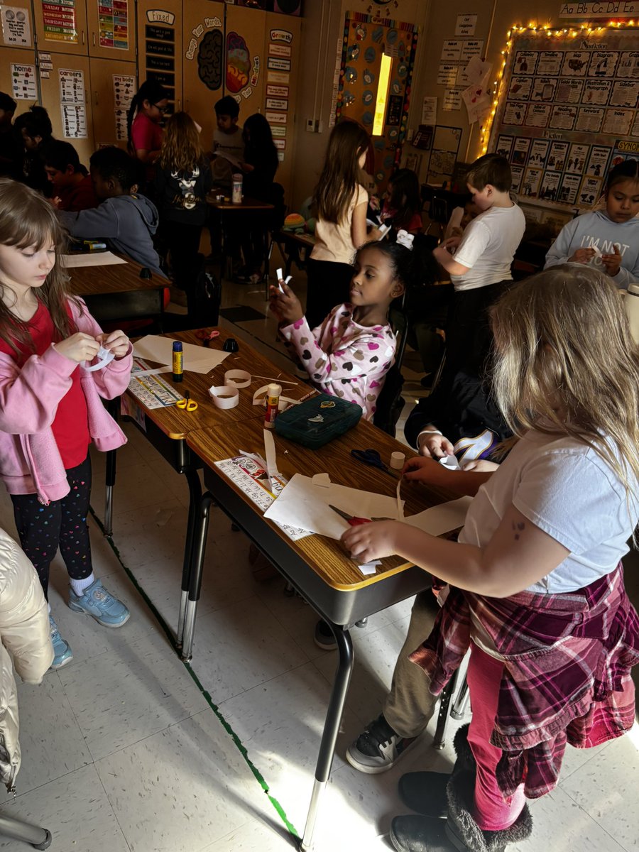 Garman_2ndSTARS's tweet photo. Who can build the tallest tower? February steam activity fun w/ @MissSterner class @HanStElem! #hpsdawesome https://t.co/51lDuCTWE2