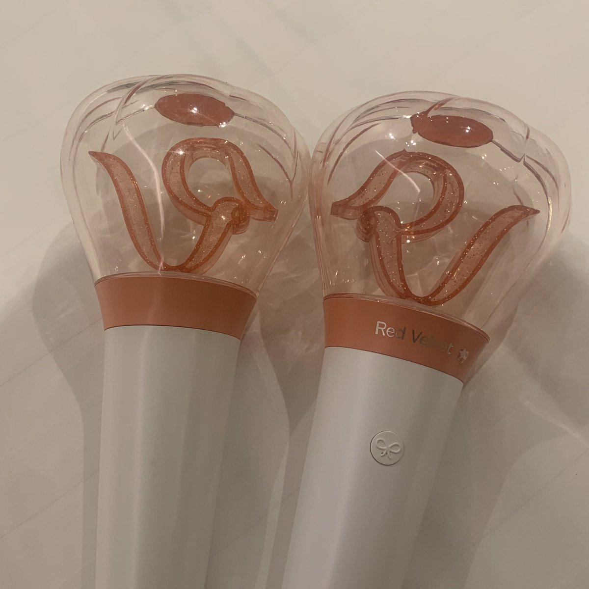 ช้านเพิ่งรู้หลังจากเห็นทวิตแฟนอินเตอบอกว่ามันบงจริงๆเป็นรูปโบว์เหมือนตรงปุ่มกด . .