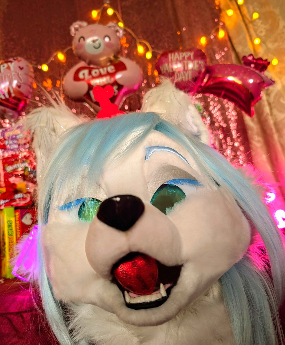 LorDefiance's tweet photo. Happy Valentine's #FursuitFriday ! 🍫💝✨ https://t.co/Ly48YUvbiu