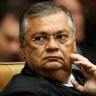 EnioViterbo's tweet photo. Vocês podem não ter percebido, mas a queda do Toffoli nos deu outro motivo para comemorar:

A máscara do Flávio Dino caiu.

Flávio Dino é o relator de várias investigações sobre supostos desvios de emendas parlamentares e gosta de adotar uma personagem de "moralizador da República", o homem que vai salvar o sistema brasileiro das terríveis emendas parlamentares.

Só que vejam:

Ele foi contra a suspeição do Toffoli, dizendo que suspeição de ministro do STF "só pode ser considera em situações extremas, como em casos de pedofilia, e se tiver prova, e de estupro, e se tiver prova".

Esse é o moralizador? esse é o ministro gênio do STF? o "debochado"?

Ele completou dizendo que: "E qualquer outro pedido de arguição EU SOU STF FUTEBOL CLUBE".

Nada de Constituição, nada de princípios, nada de leis, nada de códigos, nada de processos, ele confessou ser corporativista acima de qualquer outra coisa.

Mas é só isso? Negativo.

Ele disse ainda que Toffoli "pegou uma cusa bilionária de R$ 55 bilhões(Master) e um negócio dele lá com um fundo de R$ 16 milhões é o problema do país"?

O patrimonialismo escancarado.

Se o juiz é credor ou devedor da parte, ele não pode continuar no caso. Não importa se é 1 CENTAVO ou se são 100 BILHÕES.

Dino acredita que a lei tem preço. Uma suspeição de 16 milhões de reais não vale a pena ser decretada, porque por esse valor ela não é "o problema do país"(no ranking imaginário de problemas do país do próprio Dino).