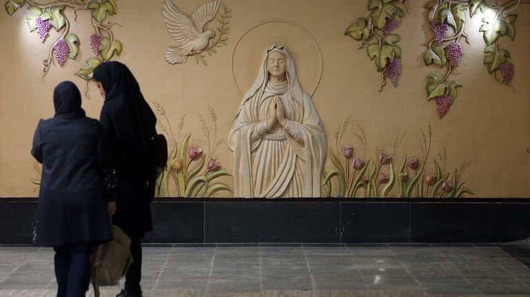 Mientras en Israel escupen a los cristianos, en Tehran, Irán, inauguraron el año pasado una estación de metro dedicada a la Virgen María y llena de iconografía cristiana. 🇮🇷✝️

¿Adivina qué país nos dice la prensa Occidental que debería ser nuestro enemigo?