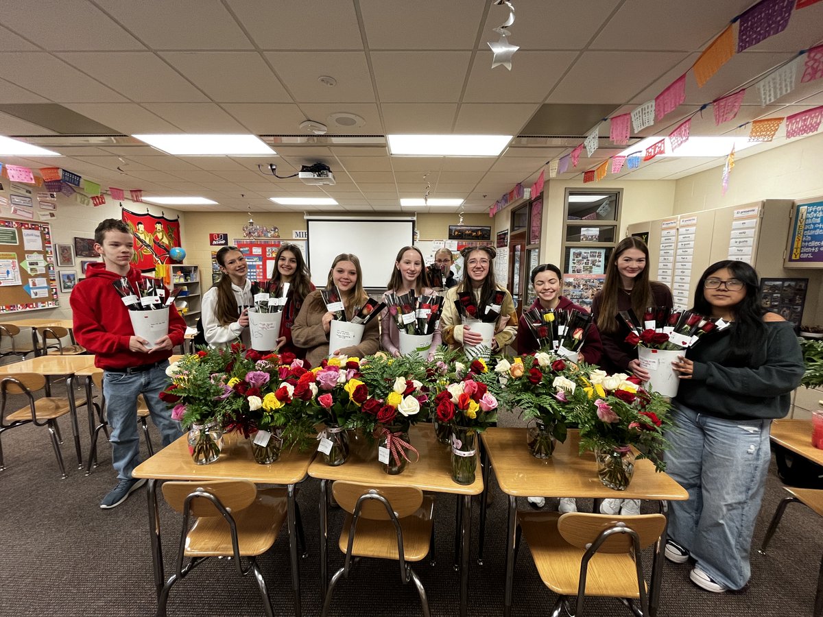UrbandaleCSD's tweet photo. Take time to Stop and Smell the Roses today! 🌹 The UHS Key Club held their annual Valentine's Fundraiser of selling roses that were delivered today. The money from this fundraiser goes to the Key Club's adopt-a-family project. #UHSpride #AllAboutU https://t.co/oA5p5n6R4R