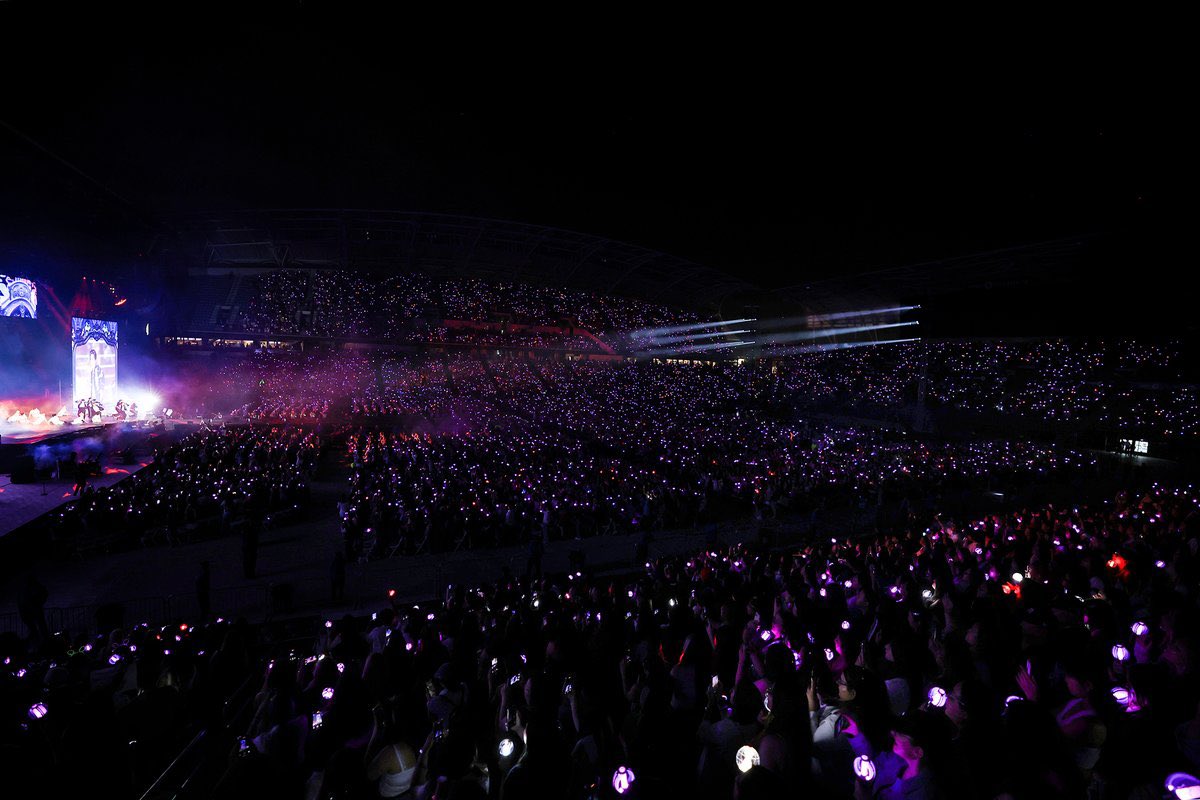 nikilves's tweet image. “groups like enhypen can’t sell out stadiums” btch what
