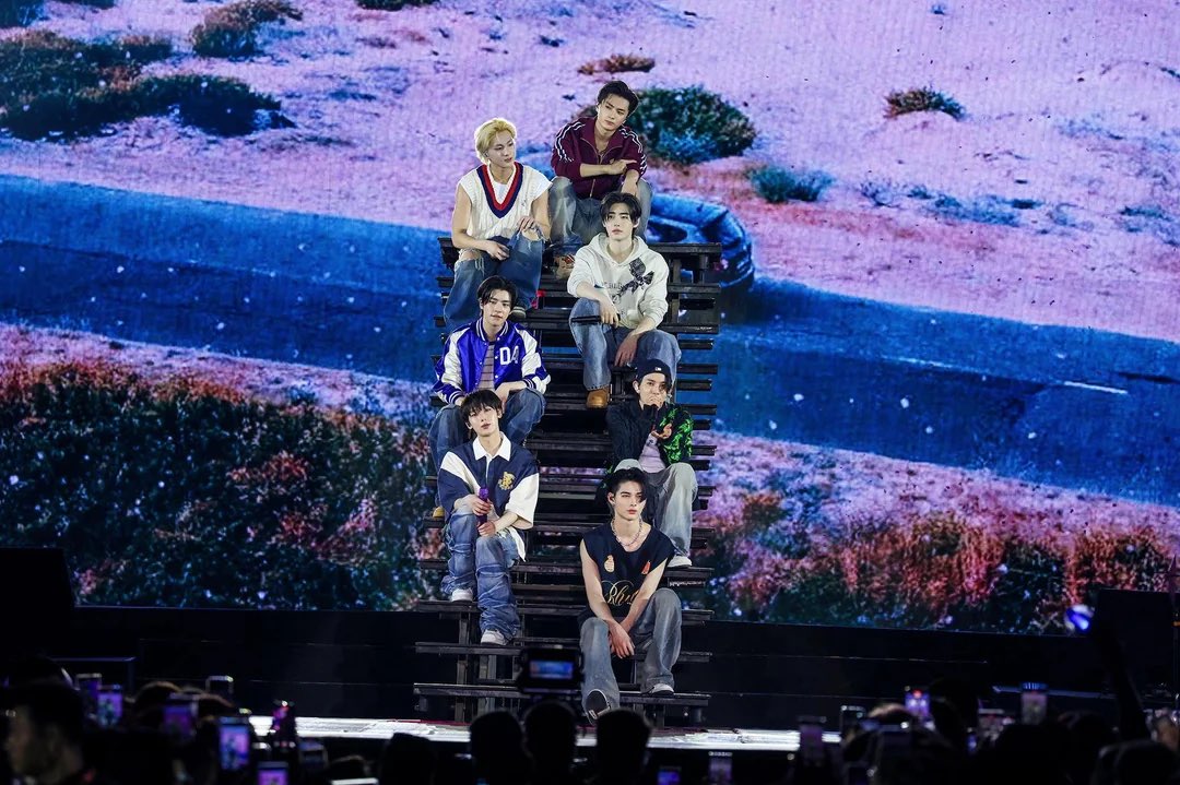 nikilves's tweet image. “groups like enhypen can’t sell out stadiums” btch what