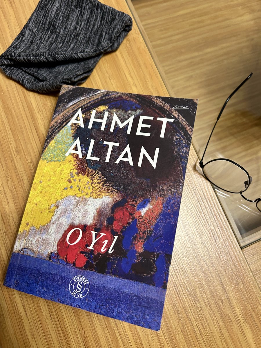 Deralgasgar's tweet image. Bazı yıllar vardır, insanın hayatına değil, kaderine yazılır.

“ O Yıl “
için #Zahrad şöyle diyor:
Baharda meyve vermedi erik ağacı
Utandı -

O Yıl - Ahmet Altan

 “Gerçekleri ölüler biliyordu. Osman buna inanıyordu.”

#OYıl #Roman 
⁦@_ahmetaltan⁩ 
⁦@EverestKitap⁩