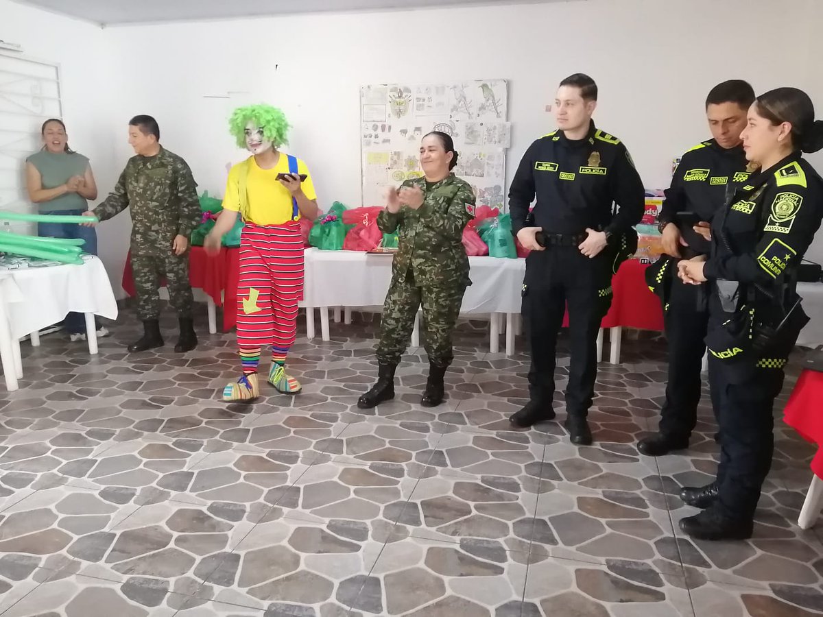 Ingenieros_EJC's tweet photo. Con actividades lúdicas el Batallón de Ingenieros de Combate N.° 8 en articulación con @PoliciaColombia, acompañaron a los adultos mayores del Hogar del Anciano en La Tebaida, promoviendo el bienestar y la sana convivencia.

#SoldadoEsServicioSocial https://t.co/JTD7DxdpAe