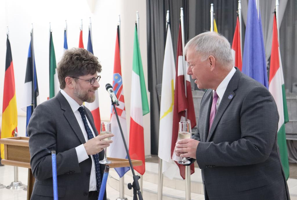 O_Decottignies's tweet photo. 🇪🇺🇦🇲 Au 3ème anniversaire de la Mission européenne d'observation en Arménie (EUMA), lancée en février 2023 à l'initiative de la France.

➡️ Nous sommes fiers des femmes et des hommes d'EUMA et de leur chef, Markus Ritter. Ils portent haut les couleurs de l'Europe en Arménie. https://t.co/iaSju1Sojv
