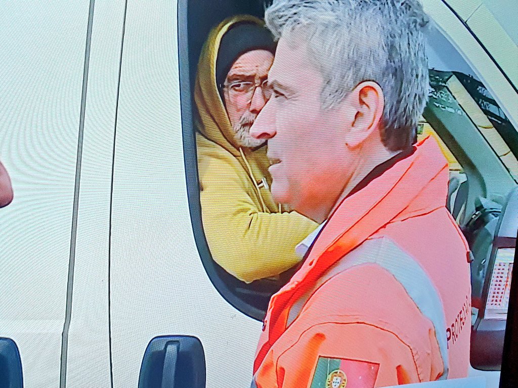 ... qual a razão de José Luís Carneiro andar vestido com o casaco da Protecção Cívil!?