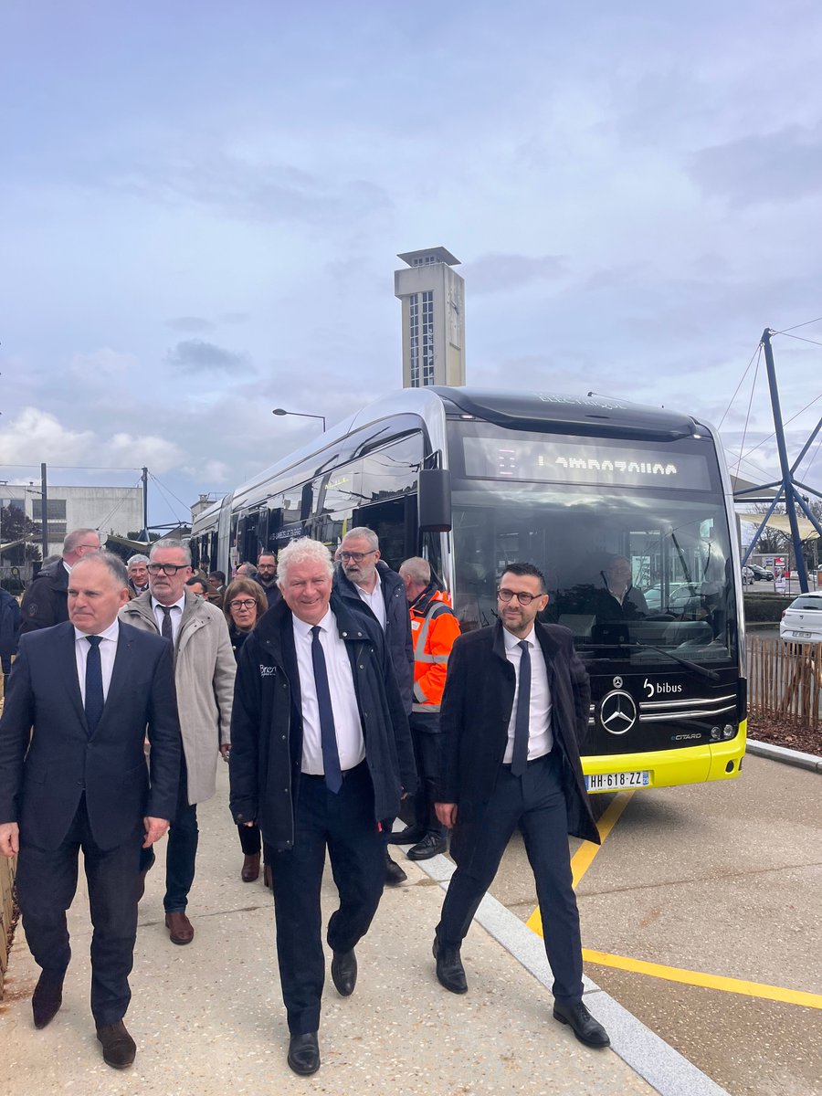 PS_Bmet's tweet photo. Top départ pour la ligne B du tramway et le BHNS. 
Brest avance. 
La transformation continue. 

#voyageinaugural #tramway #bhns #transitionécologique #mobilités #servicepublic #engagementtenu https://t.co/DtJ6lEGtFp
