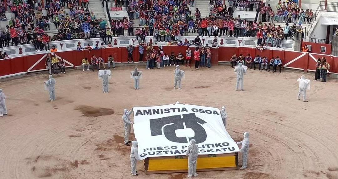 Como viene sucediendo año tras año, la disidencia proetarra vuelve a ocupar el ruedo de la plaza de toros de Tolosa durante el Carnaval, exhibiendo su simbología en favor de la amnistía para los etarras.

Reclamar IMPUNIDAD para asesinos en espacios públicos es INMORAL.