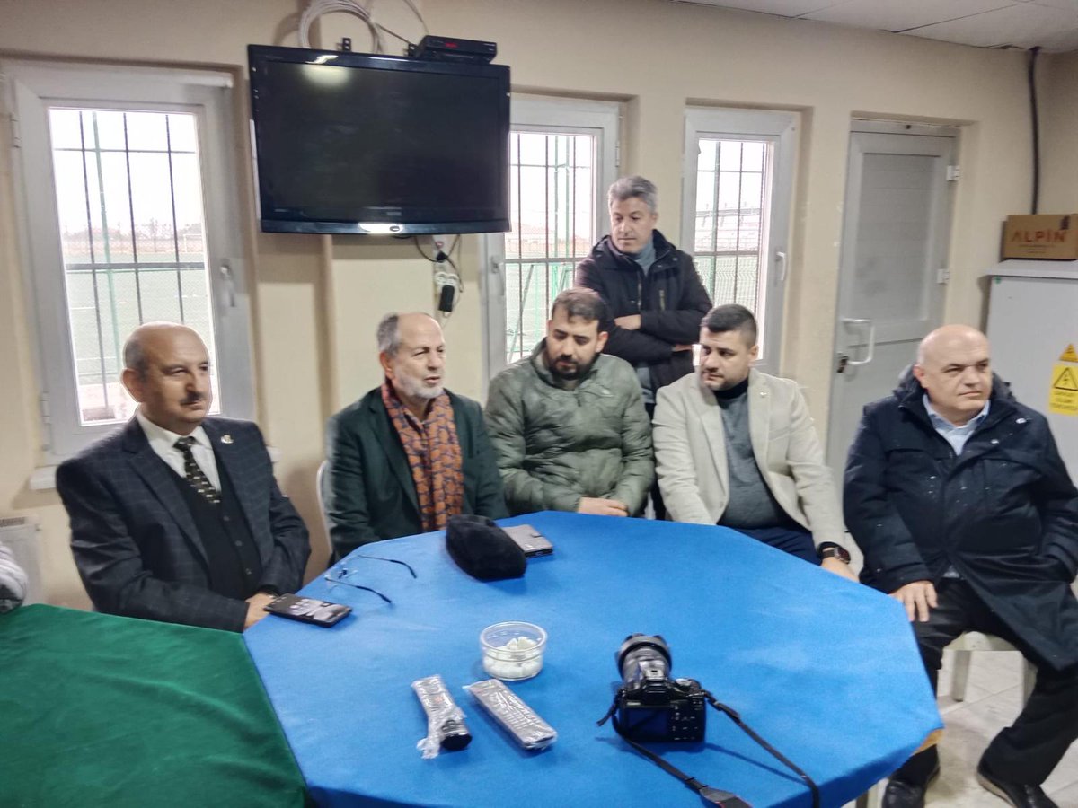 Konya ziyaretlerimizde bugün Ereğli İlçemizin misafiriydik.
Konya Ereğlispor'umuzu ziyaret ettik. Futbolcularımız ile bir araya geldik. Sorunlarını dinledik. Hem maddi sıkıntı yaşadıklarını hem de oynayacak saha bulamadıklarından şikayetçiydiler.  Ama tüm bu zorluklara karşı yine