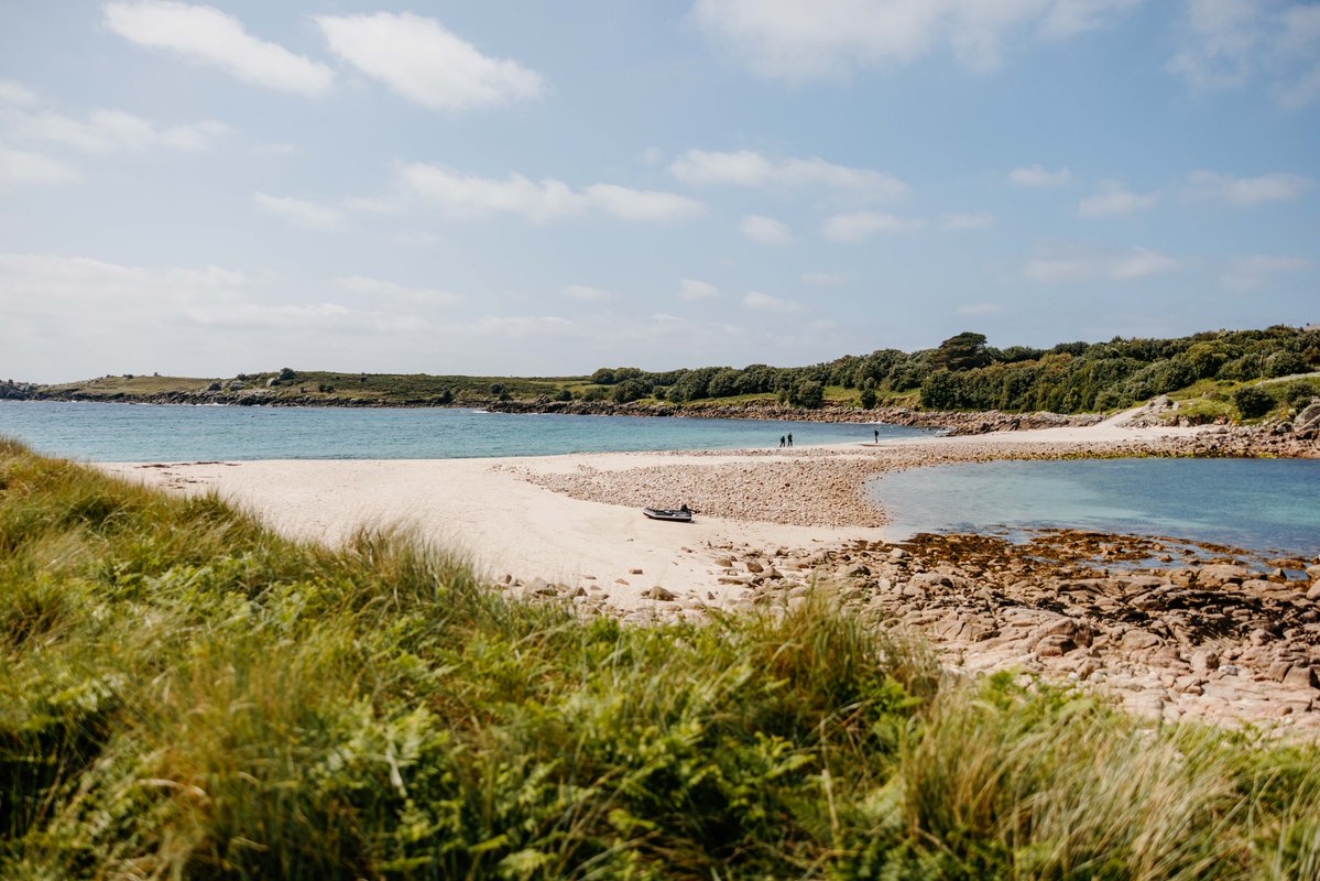 IOSTravel's tweet image. Each island has its own charm, from rugged St Agnes &amp;amp; Bryher to elegant Tresco, white sands of St Martin’s and the gentle buzz of St Mary’s.

Different personalities, one warm Scilly welcome.

Start planning your adventure.

#IslesOfScilly #IslandEscape #2026Travel