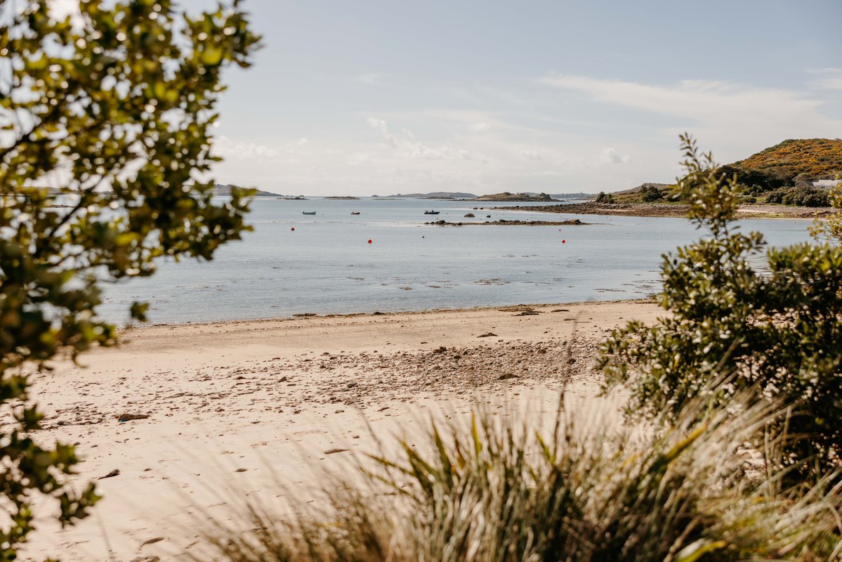 IOSTravel's tweet image. Each island has its own charm, from rugged St Agnes &amp;amp; Bryher to elegant Tresco, white sands of St Martin’s and the gentle buzz of St Mary’s.

Different personalities, one warm Scilly welcome.

Start planning your adventure.

#IslesOfScilly #IslandEscape #2026Travel
