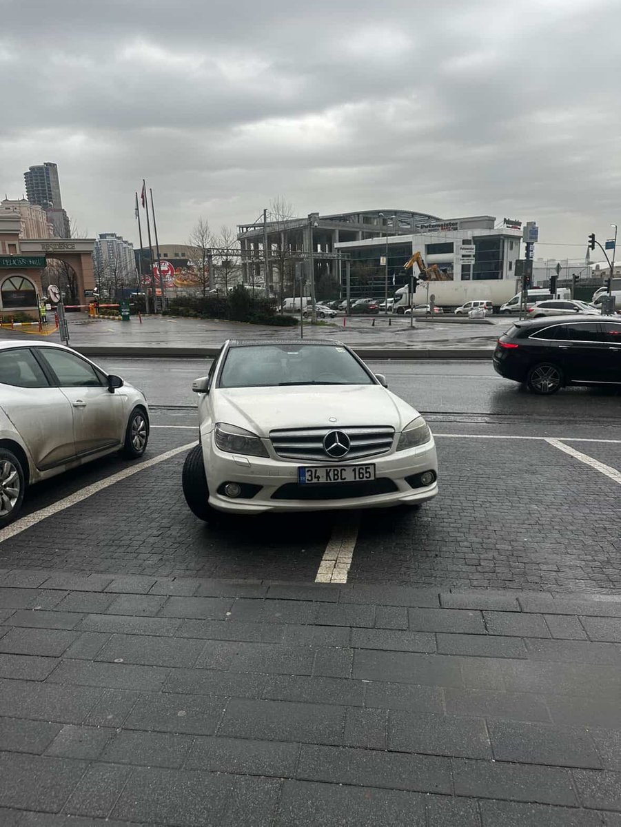 Biz bu milletin cahilliğine bir günde küsmedik. Trafikte canavar gibi araba kullanıp insanları katlediyorlar, kırmızı ışıkta geçip yayaları eziyorlar, yaya geçitinde yayaları görüp yol vermiyorlar, bir de üzerine araba park etmeyi dahi bilmiyorlar. Bu ehliyet kursları ne güne