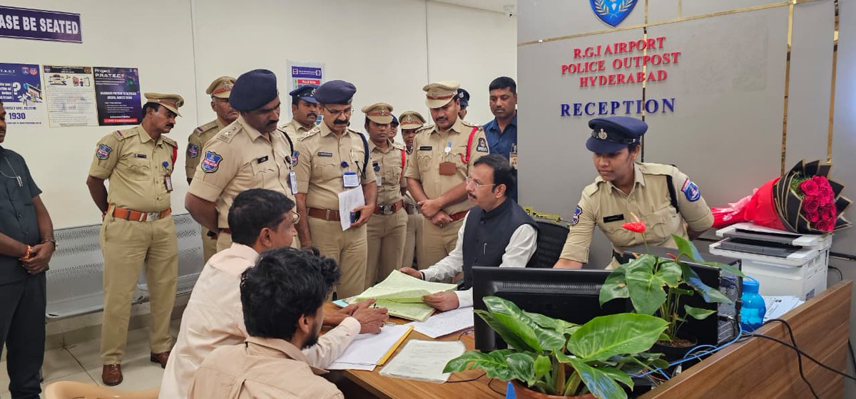 NewsMeter_In's tweet image. #Hyderabad:

@hydcitypolice commissioner 
@SajjanarVC conducted a surprise #inspection at the #PoliceOutpost of #RajivGandhi International Airport (@RGIAHyd), #Shamshabad.

He reviewed #records, pending #petitions &amp;amp; #enquiry processes, and issued key directions:

Ensure prompt