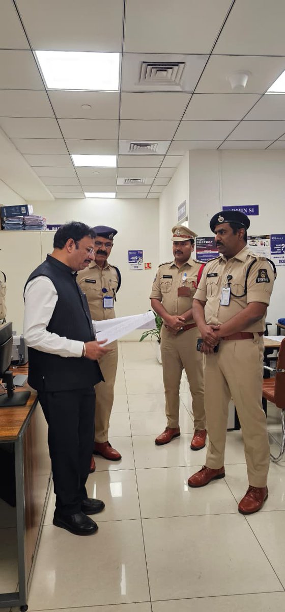 NewsMeter_In's tweet image. #Hyderabad:

@hydcitypolice commissioner 
@SajjanarVC conducted a surprise #inspection at the #PoliceOutpost of #RajivGandhi International Airport (@RGIAHyd), #Shamshabad.

He reviewed #records, pending #petitions &amp;amp; #enquiry processes, and issued key directions:

Ensure prompt