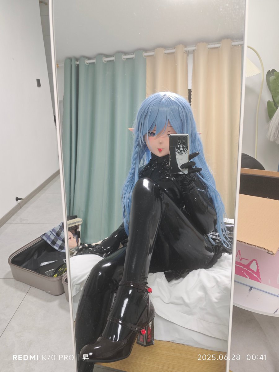 情人节了，何不来与我进行一场甜蜜的相识❤️
说不定我刚好缺一只脚垫呢～
#kigurumi #latex