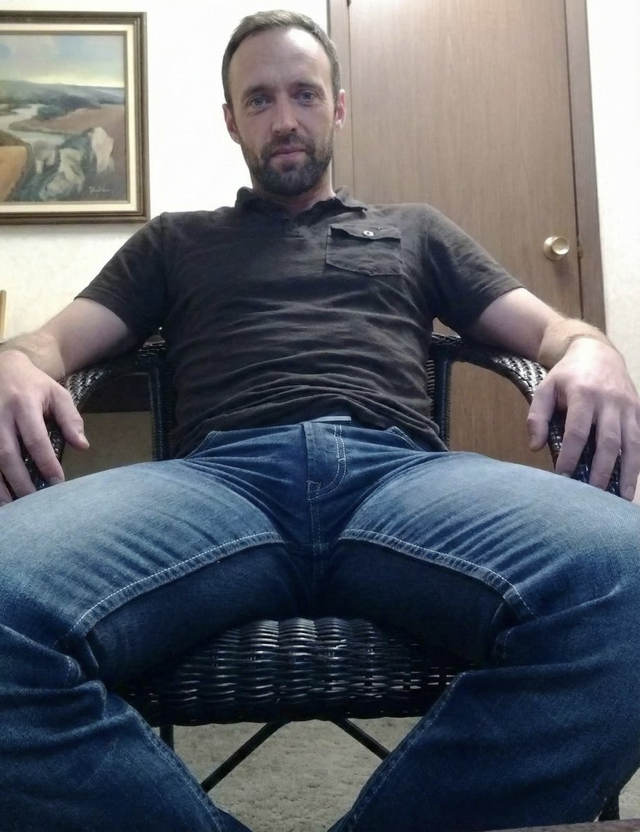 J'ai délaissé la chemise..
#daddysuit #suitdaddy #suit #suitandtie #gaysuit #suitcock #menatplay #suitfetish #daddy #daddyinsuit #suitsocks #socksfetish #suitdad #tiesuit