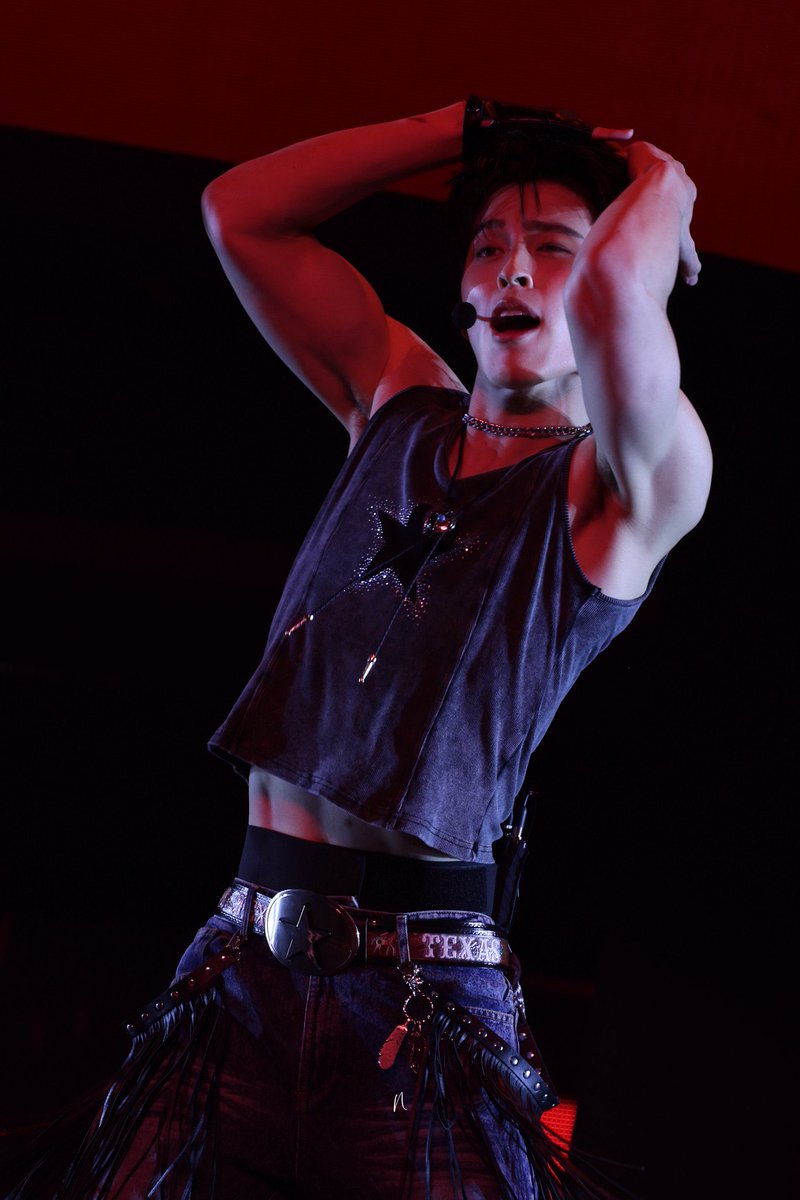 AND FUCK PHUWINTANG FOR HAVING THOSE ARMS WRAPPED AROUND HIS NECK

JASPER KINDLED FIRSTRISE
#RISERCONCERTD1