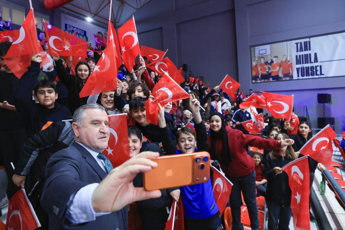 meserhatkaradag's tweet photo. #sporunbirleştiricigücü🇹🇷
“Önce Ahlak ve Maneviyat “

Geleceğin şampiyonları minderde!🤼‍♂️

İstanbul’da, GSB Spor Okulları Güreş Finali’nde genç sporcularımızın heyecanına ortak olduk.🇹🇷💫

Minderin aslanlarına yürekten başarılar diliyorum. Daima onların yanındayız.❤️ https://t.co/SWo1Vplpar
