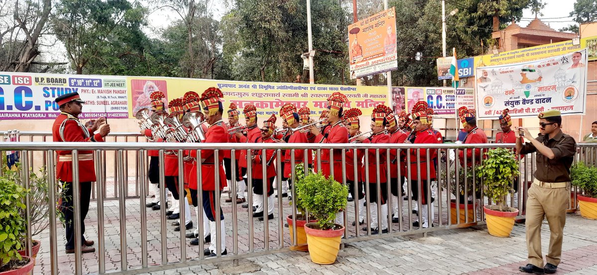माघ मेला-2026 प्रयागराज में आज दिनांक 13.02.2026 को सेनानायक महोदय श्री सर्वेश कुमार मिश्र(आईपीएस) के कुशल निर्देशन में चतुर्थ वाहिनी पीएसी एवं 42वीं वाहिनी पीएसी के संयुक्त बैंड द्वारा मनकामेश्वर मंदिर, नया पुल,नैनी ब्रिज प्रयागराज स्थल पर बैंड वाले किया गया <a href="/adgpacup/">ADG PAC UP</a> <a href="/Uppolice/">UP POLICE</a>